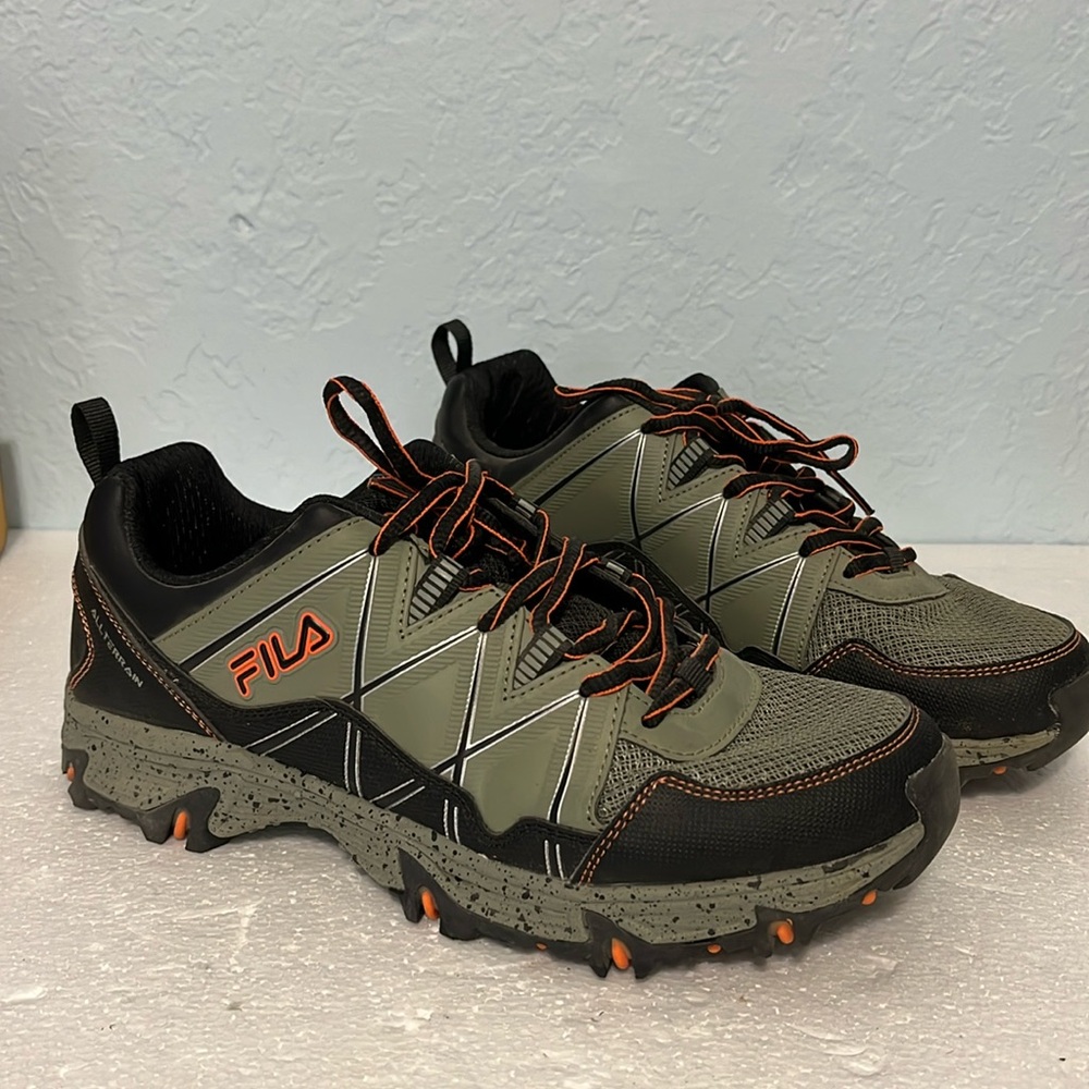 Fila men’s Outdoor shoes size 8.5 At Peake 24 sneakers Gray/black/orange